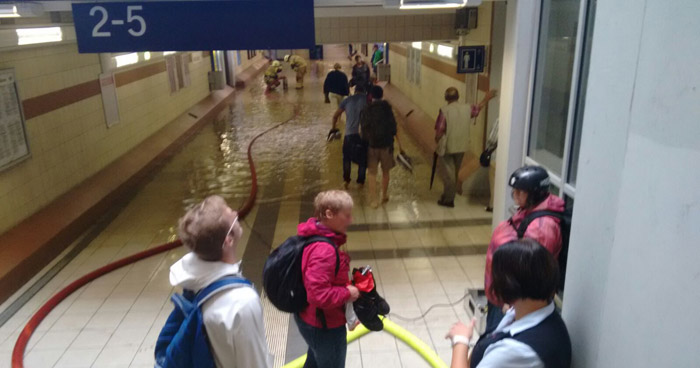 Hauptbahnhof Paderborn überschwemmt bei Regen - Überschwemmung, überflutet, unter Wasser