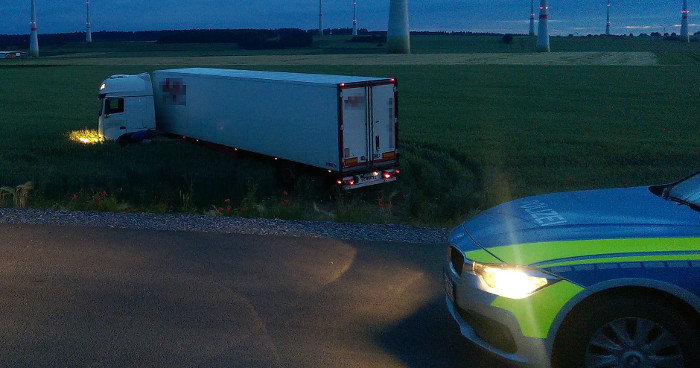 Sattelzug steckt in Kornfeld fest Paderborn Bad Wuennenberg