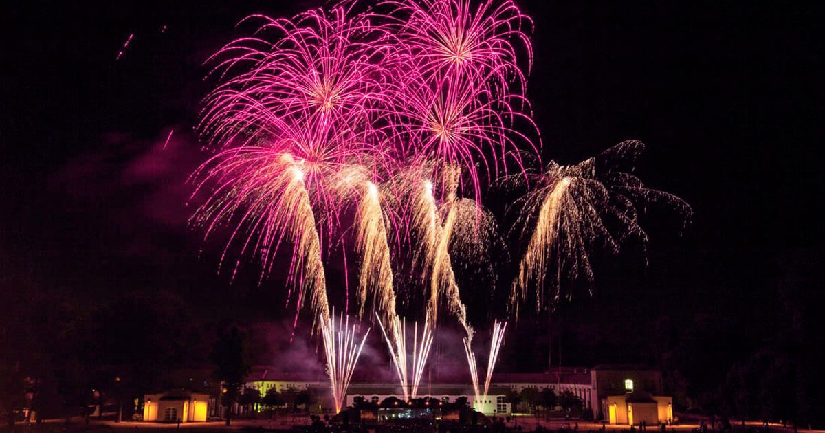 Feuerzauber Paderborn Schloss Neuhaus Feuerwerk