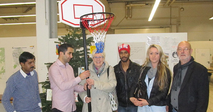 Basketballkörbe und Weihnachtsbäume für Flüchtlinge in Paderborn