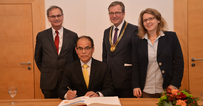 Nobelpreisträger der Physik trägt sich in Goldenes Buch der Stadt Paderborn ein