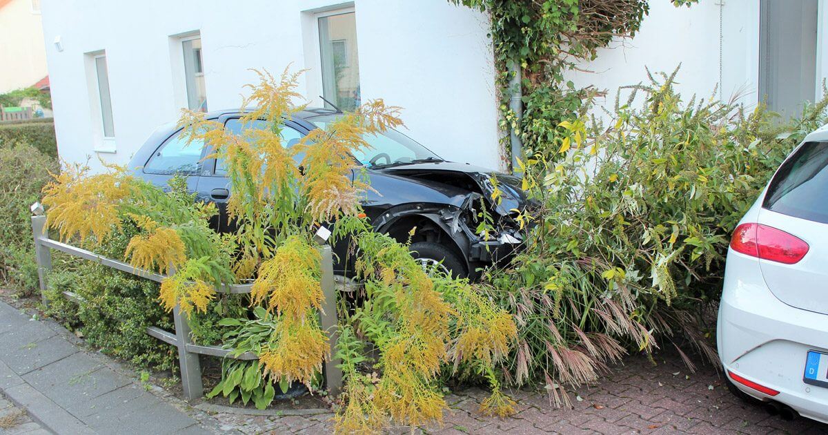 Betrunkener baut Unfall und rast in Vorgarten in Paderborn