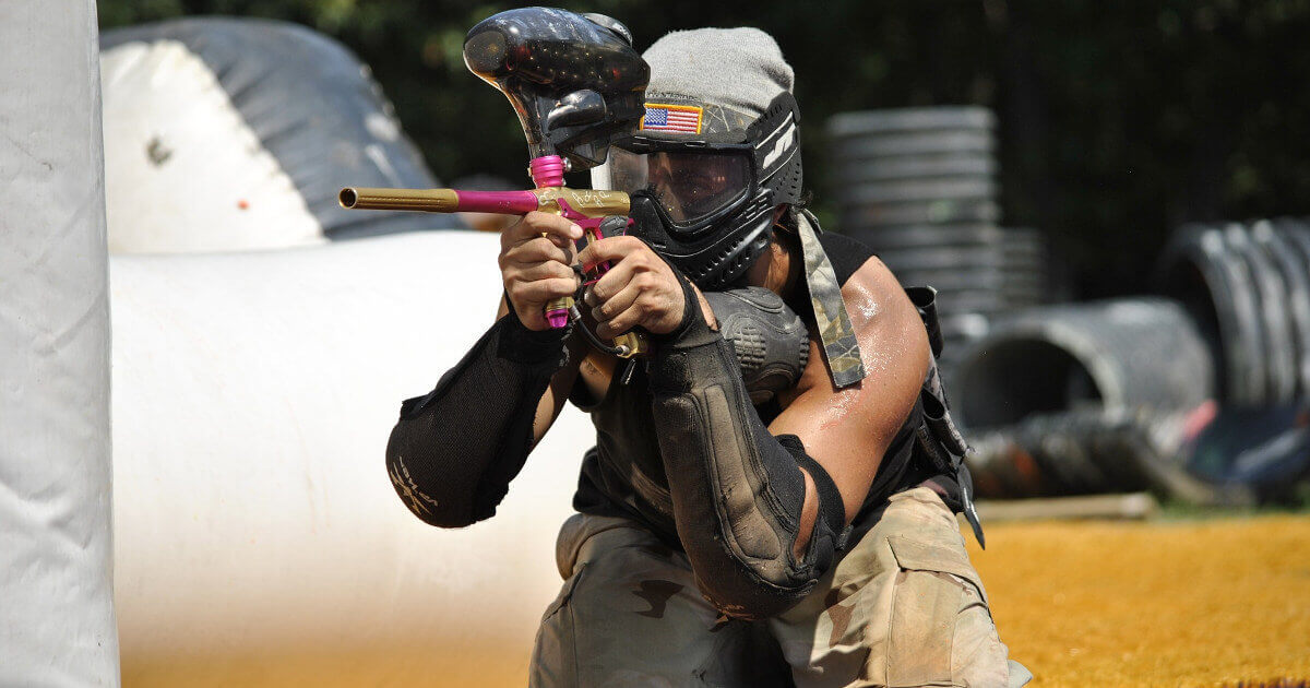 Spieler spielt Paintball in Paderborn