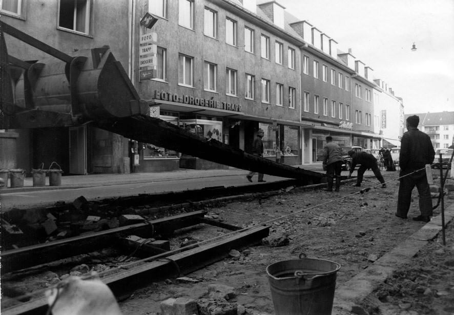 Abbau der Straßenbahn-Schienen am Kamp in Paderborn 1970