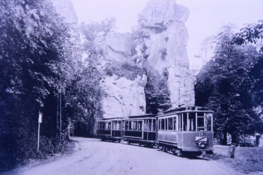 Paderborner Straßenbahn fährt zwischen den Externsteinen hindurch